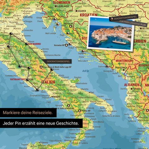Moderne topografische Europa Landkarte als Pinn-Leinwand zeigt einen Ausschnitt von Italien, Kroatien und Griechenland, in der bereits besuchte Reiseziele durch Pins markiert sind