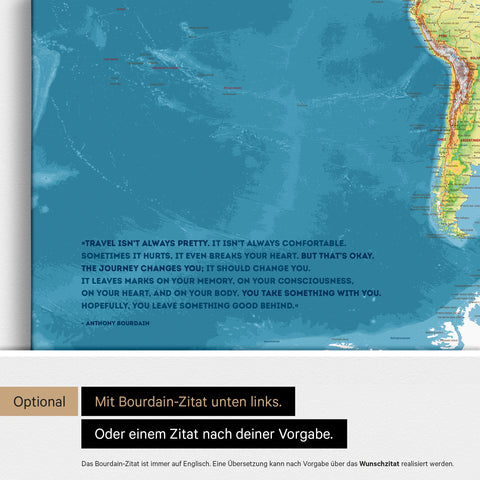 Topografische Weltkarte mit Antarktis in Multicolor Topo mit eingedrucktem Zitat von Anthony Bourdain, das bei einer Personalisierung gegen ein beliebiges anderes Zitat ersetzt werden kann