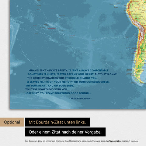 Magnetische topografische Weltkarte in Multicolor Topo mit eingedrucktem Zitat von Anthony Bourdain