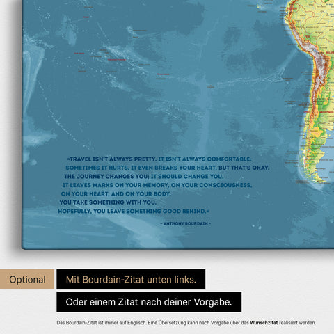 Topografische Weltkarte in Multicolor Topo mit eingedrucktem Zitat von Anthony Bourdain, das bei einer Personalisierung gegen ein beliebiges anderes Zitat ersetzt werden kann