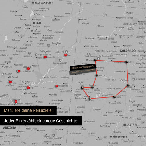 Detaillierte USA Amerika Karte als Pinn-Leinand in Hellgrau zeigt Pins ins Reisezielen in Utah und Colorado