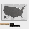 Neutrale und schlichte Ausführung einer USA Amerika Karte als Pinn-Leinwand in Light Gray