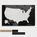 Neutrale und schlichte Ausführung einer USA Amerika Karte als Pinn-Leinwand in Schwarz-Weiss
