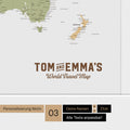 Personalisierte Weltkarte mit Antarktis als Pinn-Leinwand in der Farbe Multicolor Sienna mit einer Personalisierung als Vintage-Logo