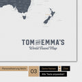 Carte du monde en couleur Denim Blue avec un logo vintage comme personnalisation moderne