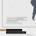 Carte du monde en couleur Denim Blue avec une citation imprimée d'Anthony Bourdain, qui peut être remplacée par une autre citation lors d'une personnalisation