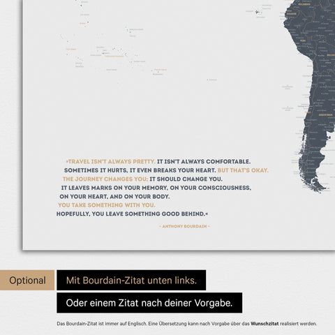 Carte du monde en couleur Denim Blue avec une citation imprimée d'Anthony Bourdain, qui peut être remplacée par une autre citation lors d'une personnalisation