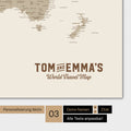 Carte du monde en couleur Desert Sand avec un logo vintage comme personnalisation moderne