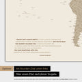 Carte du monde en couleur Desert Sand avec une citation imprimée d'Anthony Bourdain, qui peut être remplacée par une autre citation lors d'une personnalisation
