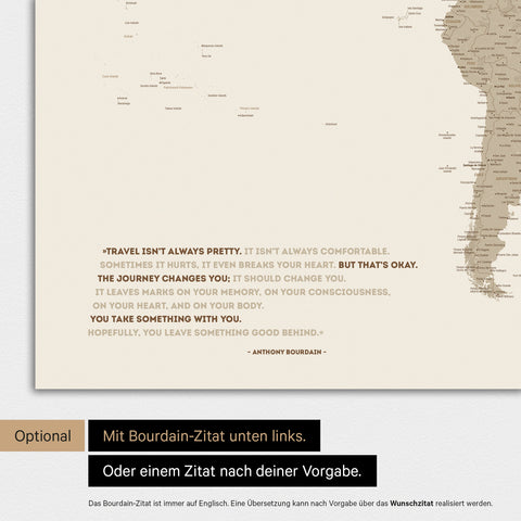 Carte du monde en couleur Desert Sand avec une citation imprimée d'Anthony Bourdain, qui peut être remplacée par une autre citation lors d'une personnalisation