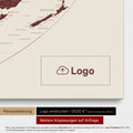 Weltkarte in der Equal-Earth-Projektion als Pinn-Leinwand in Bordeaux Rot, auf die ein Firmenlogo eingedruckt werden kann