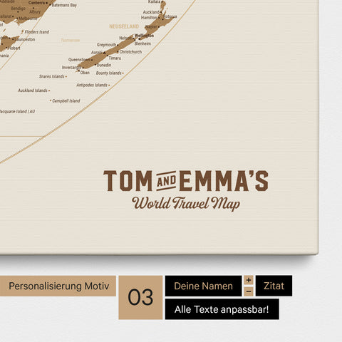 Personalisierung einer Weltkarte in der Equal-Earth-Projektion Pinnwand in Bronze mit einem Logo im Vintage-Look, bei dem die Namen und die Unterzeile „World Travel Map“ geändert werden kann