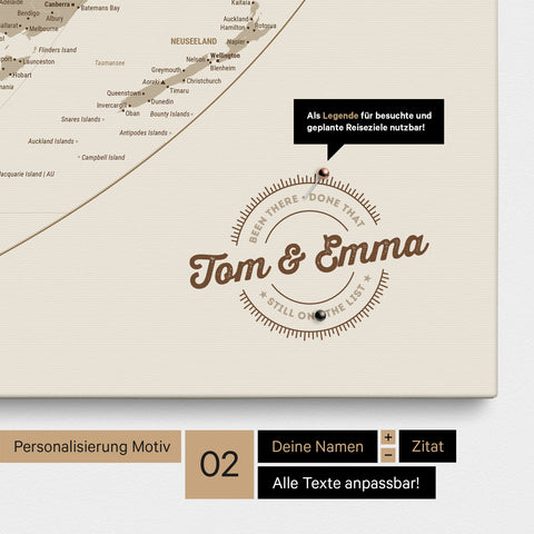Personalisierte Weltkarte in der Equal-Earth-Projektion als Pinnwand Leinwand in Desert Sand mit eingedruckten Namen und einer Legende zur Markierung von besuchten Orten