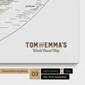 Personalisierung einer Weltkarte in der Equal-Earth-Projektion Pinnwand in Multicolor Light mit einem Logo im Vintage-Look, bei dem die Namen und die Unterzeile „World Travel Map“ geändert werden kann
