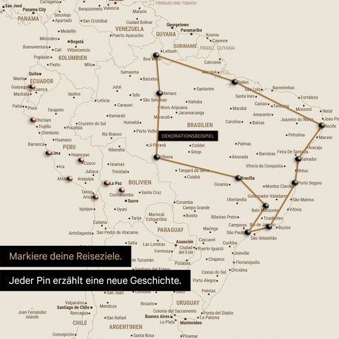 Vue détaillée de la carte du monde FINELINE tableau en toile couleur Sable du Désert avec itinéraire de voyage marqué et épingles en Amérique du Sud
