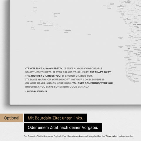 Carte du monde FINELINE en Coolgray avec une citation imprimée d'Anthony Bourdain, qui peut être remplacée par n'importe quelle autre citation