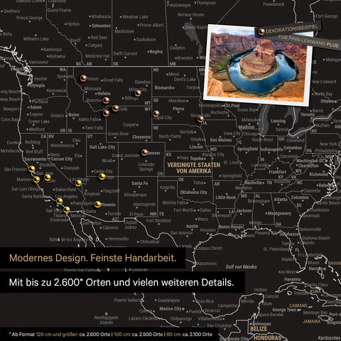 Vue détaillée de la carte du monde FINELINE en tableau d'affichage en noir et blanc avec des destinations de voyage marquées aux États-Unis, au Canada et au Mexique