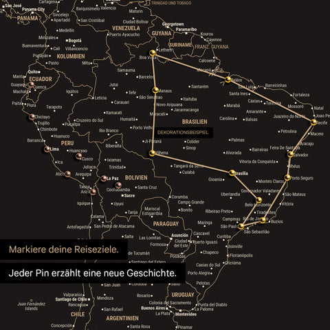 Vue détaillée de la carte du monde FINELINE tableau en toile couleur Sonar Black avec itinéraire de voyage marqué et épingles en Amérique du Sud