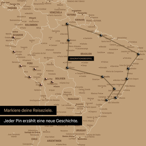 Vue détaillée de la carte du monde FINELINE tableau en toile couleur Or Trésor avec itinéraire de voyage marqué et épingles en Amérique du Sud