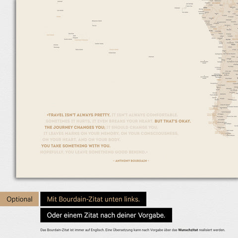 Carte du monde en couleur or avec une citation imprimée d'Anthony Bourdain, qui peut être remplacée par une autre citation lors d'une personnalisation