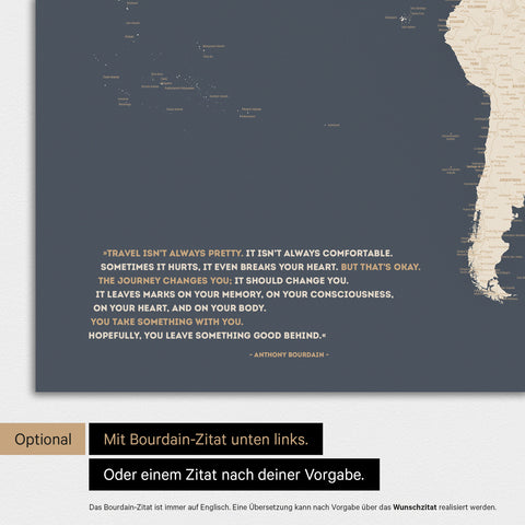 Weltkarte in Farbe Hale Navy (Gold-Dunkelblau) mit eingedrucktem Zitat von Anthony Bourdain, das bei einer Personalisierung gegen ein beliebiges anderes Zitat ersetzt werden kann