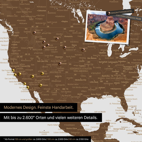 Detailreiche Weltkarte als Pinnwand in Braun zur Markierung von bis zu 2.600 Reisezielen in den USA, Kanada und Mexiko, Ideal für die visuelle Darstellung vergangener Reisen und zukünftiger Reisepläne
