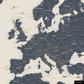 Ein detaillierter Ausschnitt einer Weltkarte-Pinnwand in der Farbe Navy Light zeigt einen Ausschnitt von Europa mit allen Ländern und Hauptstädten.