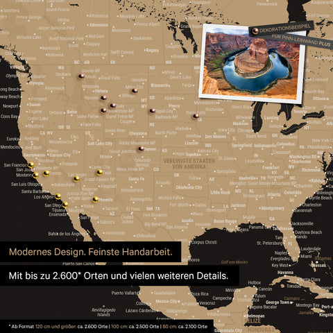 Detailreiche Weltkarte als Pinnwand in Sonar Black (Schwarz-Gold) zur Markierung von bis zu 2.600 Reisezielen in den USA, Kanada und Mexiko, Ideal für die visuelle Darstellung vergangener Reisen und zukünftiger Reisepläne