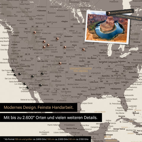 Detailreiche Weltkarte als Pinnwand in Warmgray (Braun-Grau) zur Markierung von bis zu 2.600 Reisezielen in den USA, Kanada und Mexiko, Ideal für die visuelle Darstellung vergangener Reisen und zukünftiger Reisepläne