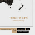 Carte du monde en couleur Light Black avec un logo vintage comme personnalisation moderne