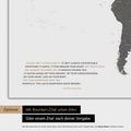 Carte du monde en gris clair avec une citation imprimée d'Anthony Bourdain, qui peut être remplacée par une autre citation lors d'une personnalisation