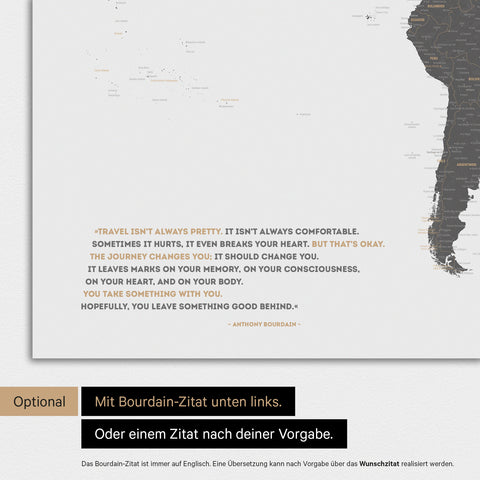 Carte du monde en gris clair avec une citation imprimée d'Anthony Bourdain, qui peut être remplacée par une autre citation lors d'une personnalisation