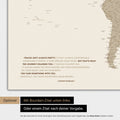 Magnetische Weltkarte in Desert Sand (Beige) mit eingedrucktem Zitat von Anthony Bourdain
