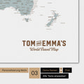 Weltkarte Magnetboard in der Farbe Multicolor Light mit Personalisierung als Logo im Vintage-Look