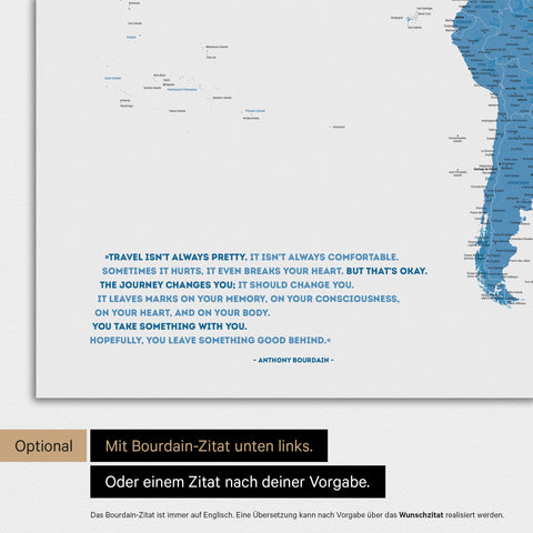 Magnetische Weltkarte in Blau mit eingedrucktem Zitat von Anthony Bourdain, das mit einer Personalisierung gegen ein anderes Zitat ersetzt werden kann