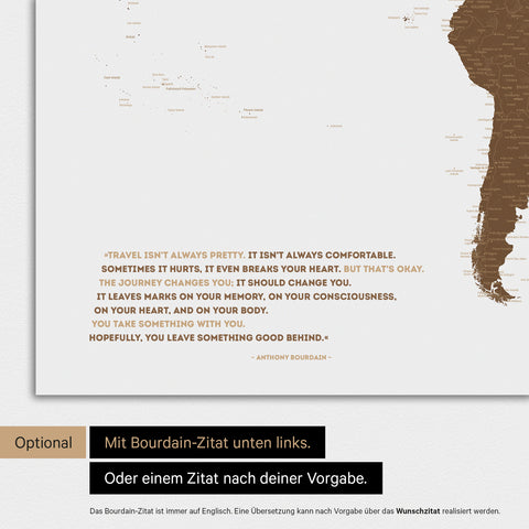 Magnetische Weltkarte in Braun mit eingedrucktem Zitat von Anthony Bourdain, das mit einer Personalisierung gegen ein anderes Zitat ersetzt werden kann