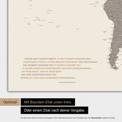 Magnetische Weltkarte in Multicolor Matt mit eingedrucktem Zitat von Anthony Bourdain, das mit einer Personalisierung gegen ein anderes Zitat ersetzt werden kann