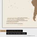 Carte du monde en couleur multicolore marron avec une citation imprimée d'Anthony Bourdain, qui peut être remplacée par une autre citation lors d'une personnalisation