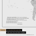 Carte du monde en couleur multicolore gris avec une citation imprimée d'Anthony Bourdain, qui peut être remplacée par une autre citation lors d'une personnalisation
