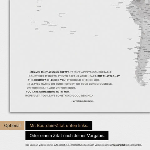 Carte du monde en couleur multicolore gris avec une citation imprimée d'Anthony Bourdain, qui peut être remplacée par une autre citation lors d'une personnalisation
