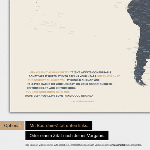 Carte du monde en couleur Navy Light avec une citation imprimée d'Anthony Bourdain, qui peut être remplacée par n'importe quelle autre citation lors d'une personnalisation