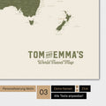 Carte du monde en couleur Olive Green avec un logo vintage comme personnalisation moderne
