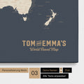 Personalisierung einer Weltkarte Pinnwand in Hale Navy (Dunkelblau Gold) mit einem Logo im Vintage-Look, bei dem die Namen und die Unterzeile „World Travel Map“ geändert werden kann