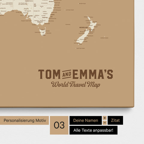 Personalisierung einer Weltkarte Pinnwand in Treasure Gold mit einem Logo im Vintage-Look, bei dem die Namen und die Unterzeile „World Travel Map“ geändert werden kann