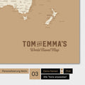 Carte du monde en couleur Treasure Gold avec un logo vintage comme personnalisation moderne