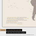 Carte du monde en couleur Warmgray (brun-gris) avec une citation imprimée d'Anthony Bourdain, qui peut être remplacée par n'importe quelle autre citation lors d'une personnalisation