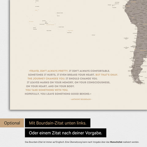 Carte du monde en couleur Warmgray (brun-gris) avec une citation imprimée d'Anthony Bourdain, qui peut être remplacée par n'importe quelle autre citation lors d'une personnalisation